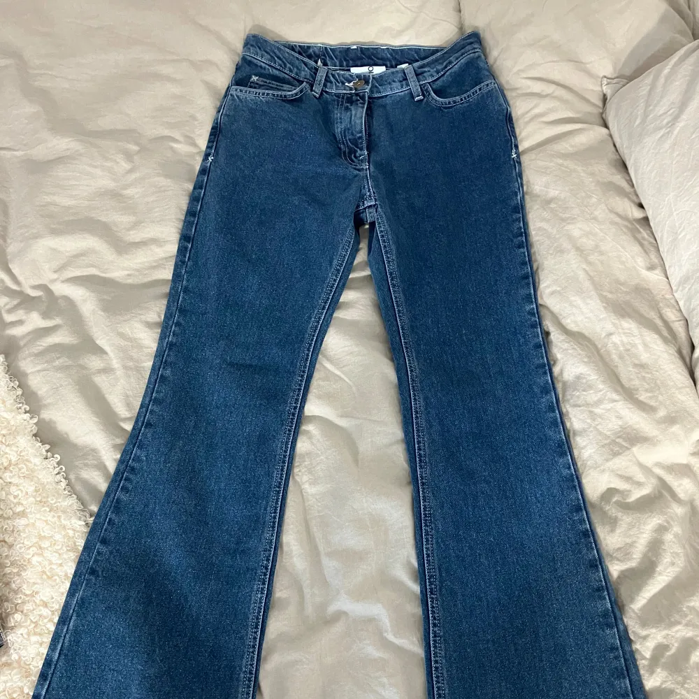 Mörkblåa lågmidjade bootcut jeans i strl 26/32💞. Farkut & Housut.