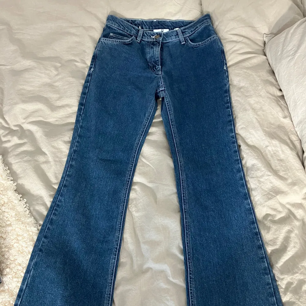 Mörkblåa lågmidjade bootcut jeans i strl 26/32💞. Jeans & Byxor.