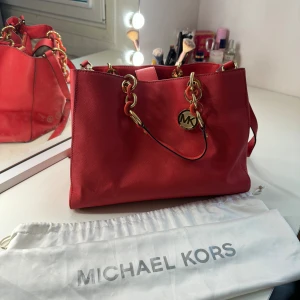 Rosa Michael kors väska  - Använd några gånger så den är inte lika bra som ny. Säljer eftersom den inte kommer till användning längre, har ej kvitto eftersom den är köpt för länge sen utan har bara dustbagen 