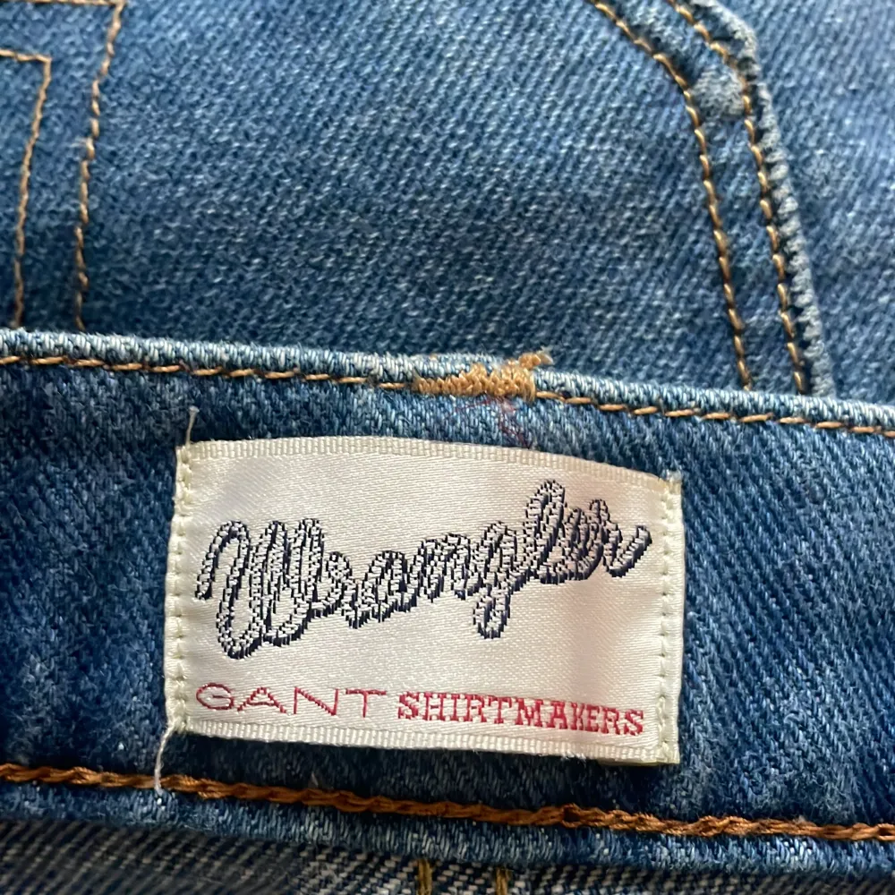 Gant byxor köra för ett år sedan för 2000 säljer dom nu för 700 då jag inte använder dom. Ser helt nya ut . Jeans & Byxor.