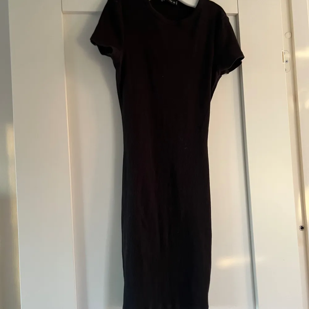 Tight svart klänning från H&M, använd fåtal gånger, lite för kort för mig( jag är 170cm). Klänningar.