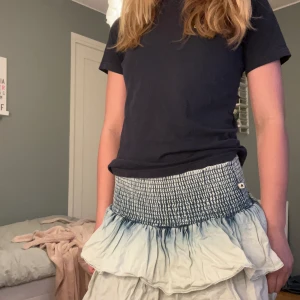 Volangkjol - Jättefin kjol från Molo. Säljer för att den är för liten. Den är skrynklig men jag kommer att stryka den innan den skickas❤️