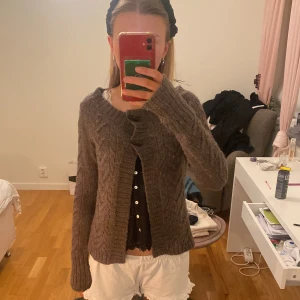 Stickad kofta - Brun kofta från hm i superbra skick❤️