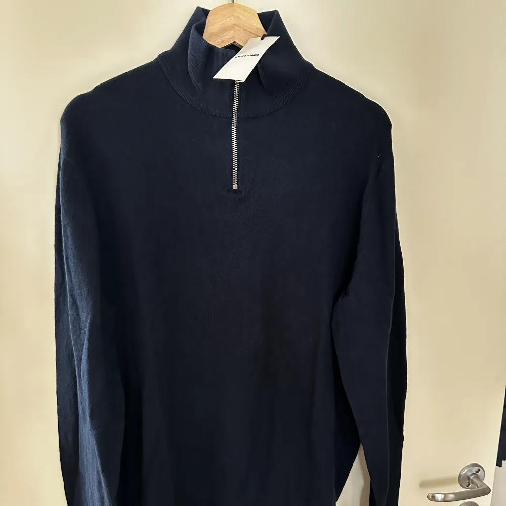 Oanvänd tröja från Jack & Jones i storlek XL med prislapparna kvar. Tröjor & Koftor.