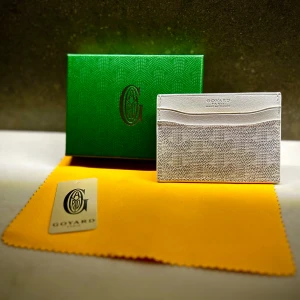 Plånbok - Hej, just nu säljer jag denna  skitsnygga plånboken. Färgen är vit och den har mycket utrymme för både kort och kontanter. Tveka inte på att ställa några frågor eller att be om fler bilder och checka min profil för andra fina utbud.