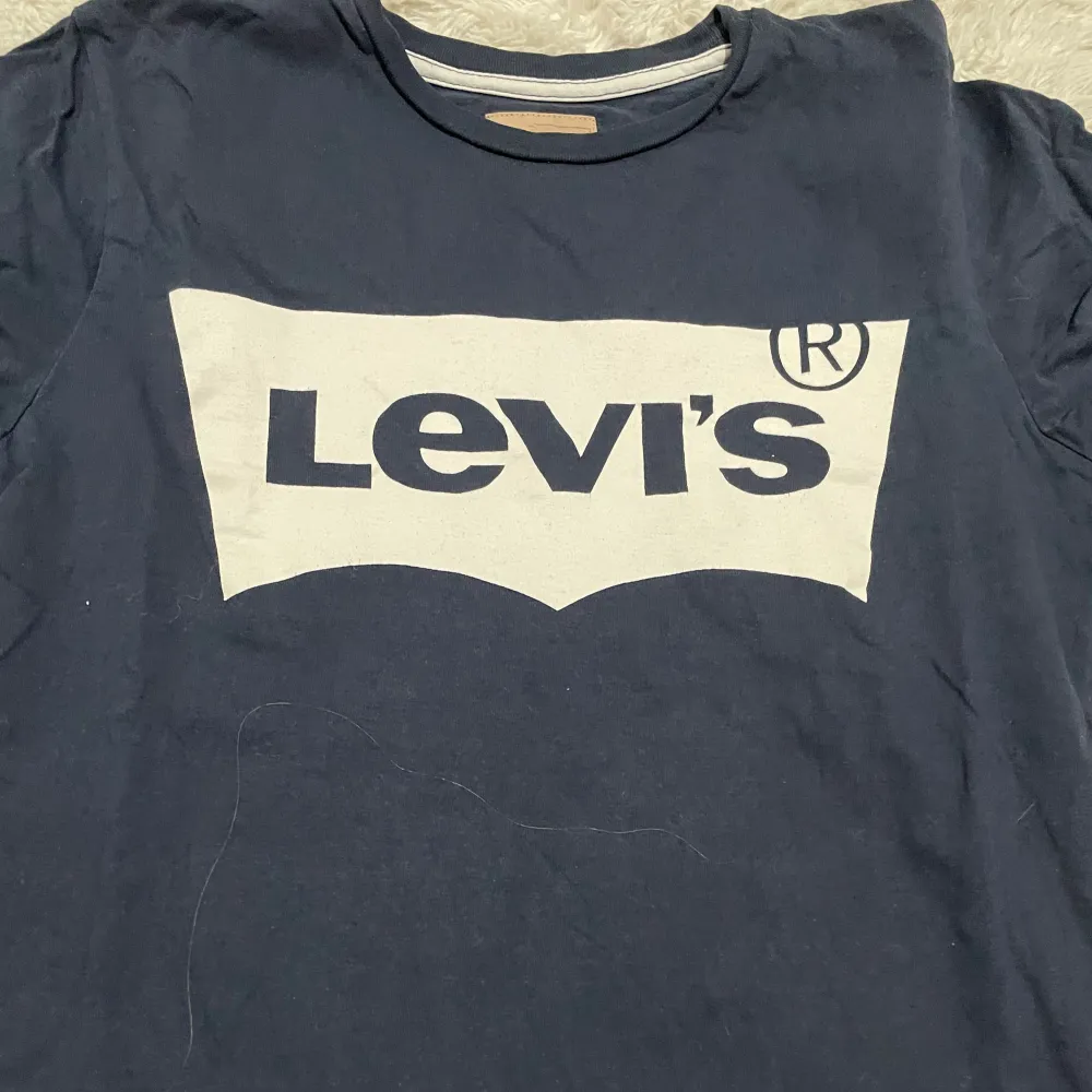  Fin marinblå tröja från Levis  💙. T-shirts.