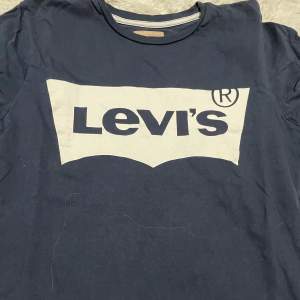  Fin marinblå tröja från Levis  💙