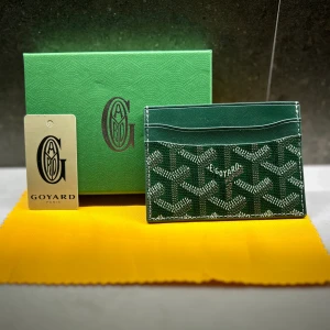 Plånbok - Hej, just nu säljer jag denna  skitsnygga plånboken. Färgen är vit och den har mycket utrymme för både kort och kontanter. Tveka inte på att ställa några frågor eller att be om fler bilder och checka min profil för andra fina utbud.