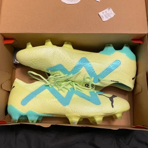 Fotbollsskor  - Fotbollskor Puma future, storlek 40,5 , helt nya aldrig använda, för både gräs och konstgräs, kom med bud 