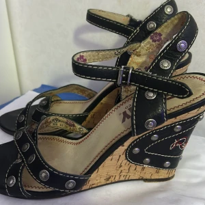 Snygga kilklackar🧸 - Säljer nu mina supersnygga kilklackar!! Märket är av någon italiensk designer och de är riktiga statement pieces. Det finns tecken på användning men de syns inte när klacken är på. De passar storlek 39 perfekt. Är villig att diskutera priset🤍💕🤍💕