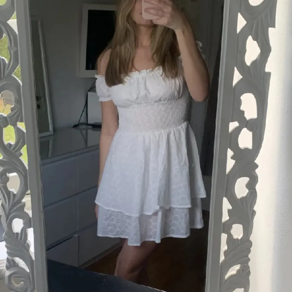 En vit klänning, perfekt till studenten 🩷 köpt här på Plick oanvänd (lånade bilder av förra säljaren). Klänningar.