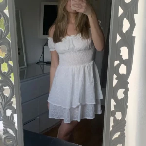 Vit klänning - En vit klänning, perfekt till studenten 🩷 köpt här på Plick oanvänd (lånade bilder av förra säljaren)