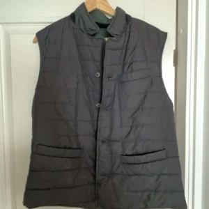 Massimo dutti väst - Jag säljer en massimo dutti väst som är använd ett få antal gånger, skick 9/10. Vid frågor eller funderingar är det bara att höra av sig.