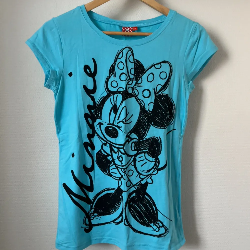 Ny turkos Disney-T-shirt  Underbar färg! Härligt färg. St 170cl passar även S. Bomull, elastan. T-shirts.