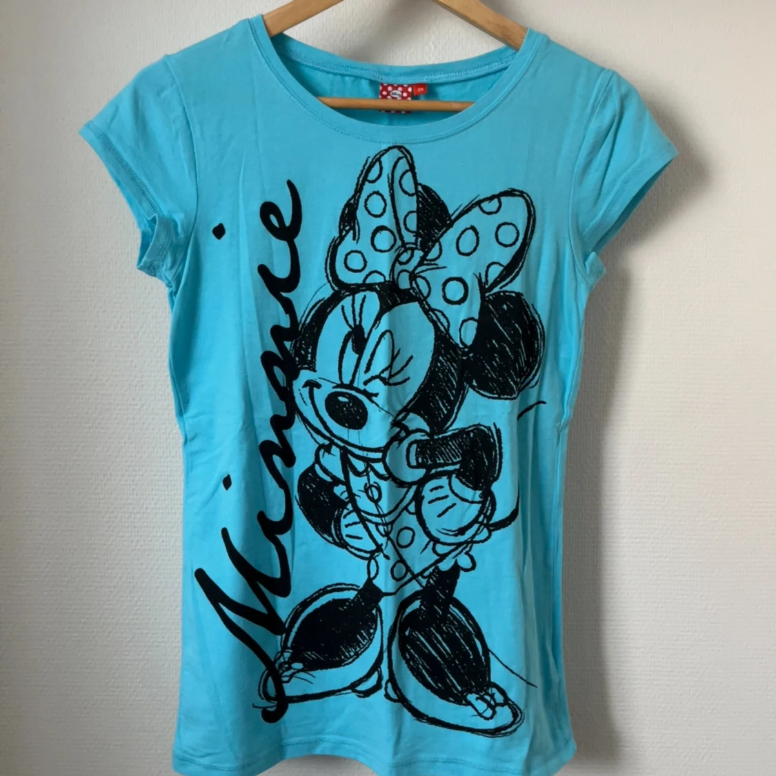Ny turkos Disney-T-shirt.