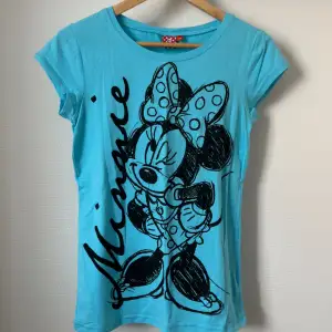 Ny turkos Disney-T-shirt  Underbar färg! Härligt färg. St 170cl passar även S. Bomull, elastan