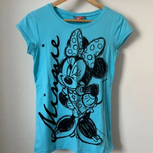 Ny turkos Disney-T-shirt. - Ny turkos Disney-T-shirt  Underbar färg! Härligt färg. St 170cl passar även S. Bomull, elastan