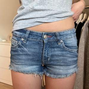 Low waist jeansshorts från H&M! Köpta för 199kr o de är helt slutsålda just nu! Storleken är 32, vilket motsvarar xxs. Midjemåttet rakt över är ca 32 cm och runt om ca 67 cm. Bra skick! 💓💓