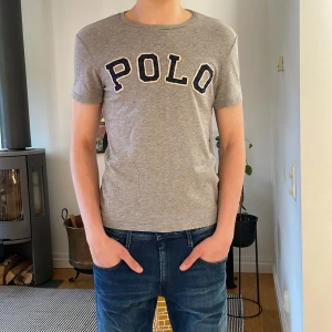 Polo Ralph lauren T-shirt  - En snygg Ralph Lauren t-shirt i 9/10 skick, slim passform. Ny pris 1300kr men säljer för 150kr Pris kan diskuteras vid snabb affär 