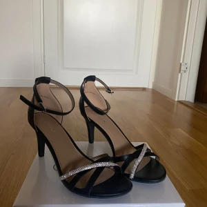 Klackskor  - Jag säljer mina klackskor från min bal. Endast använda en gång, nästan i ny skick💗. 