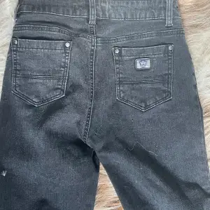  Utsvängda svarta jeans  