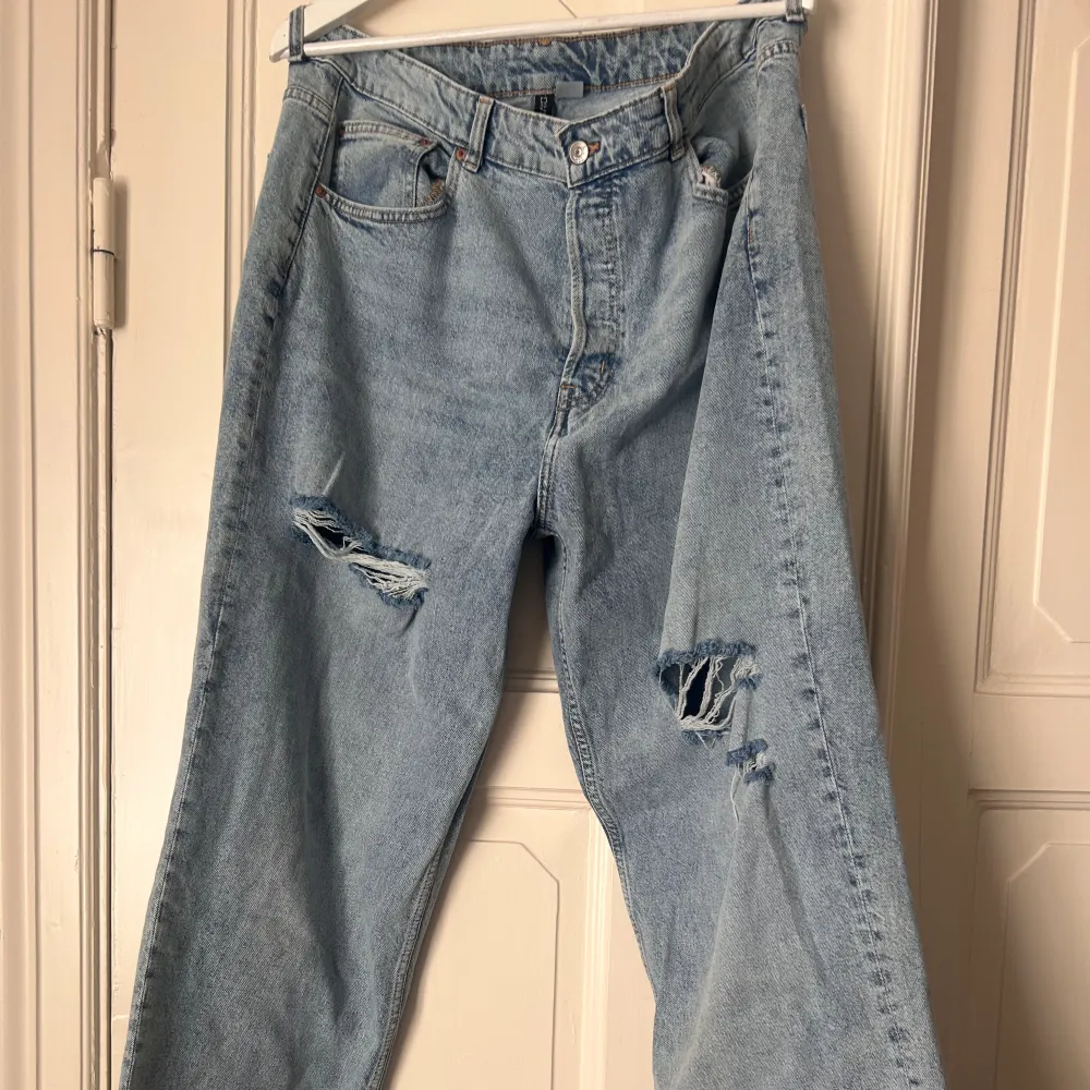 Blåajeans med hål på knäna, knappt använda.. Farkut & Housut.