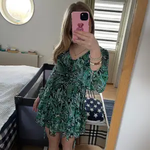 En otroligt fin grön klänning från zara som är slutsåld. Den köptes för ca 1 år sedan men har bara kommit till användning 1 gång❤️perfekt till sommaren❤️