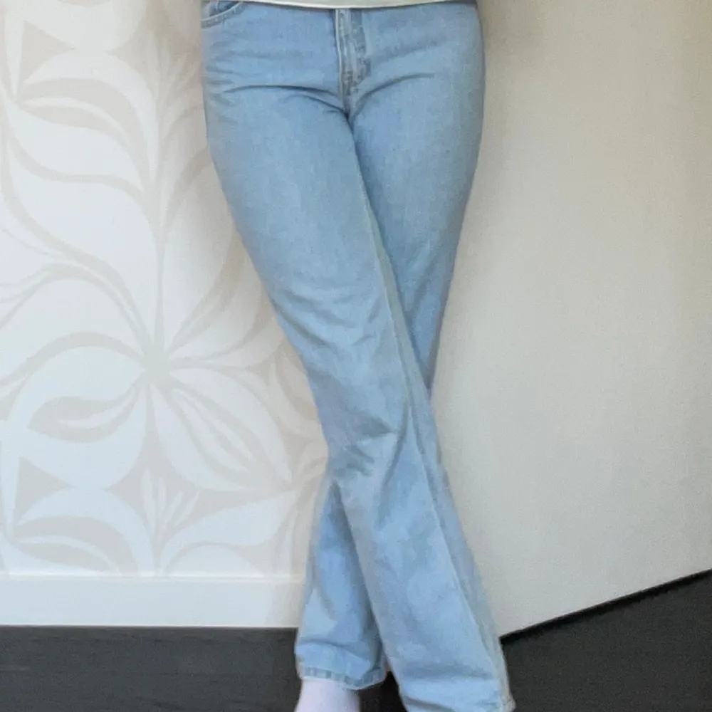 Säljer ett par ljusblåa jeans från Stradivarius. Säljer dem då de är för små.  Innebenslängden: 79 cm Hela byxans längd: 106 cm. Jeans & Byxor.