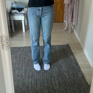 Blå jeans - Byxorna är väl använda men det är inget som påverkar utseendet. Jag säljer för att byxorna inte kommit till användning på länge, och lite för högmidjade för min smak. Jag är 172cm och byxorna är bra längd på mig! Skriv gärna för fler bilder/frågor!