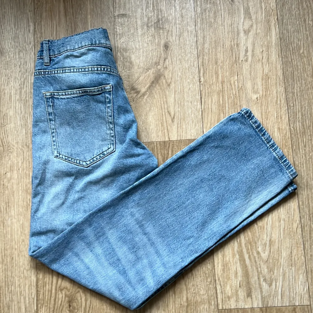 Ett par jättesnygga ljusblåa jeans från Lindex i riktigt bra skick. Storleken är 152. Jeans & Byxor.