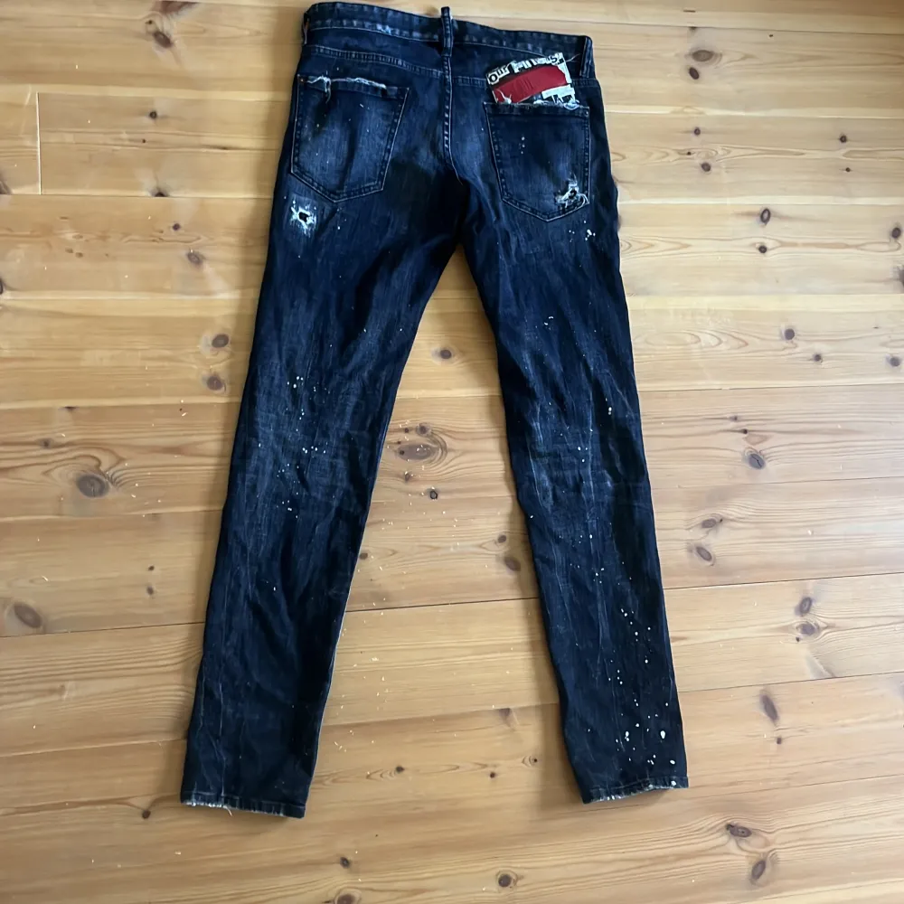 Snygga slim jean dsquared 2 jeans i storlek 46 i ny skick Kom gärna med bud. Jeans & Byxor.