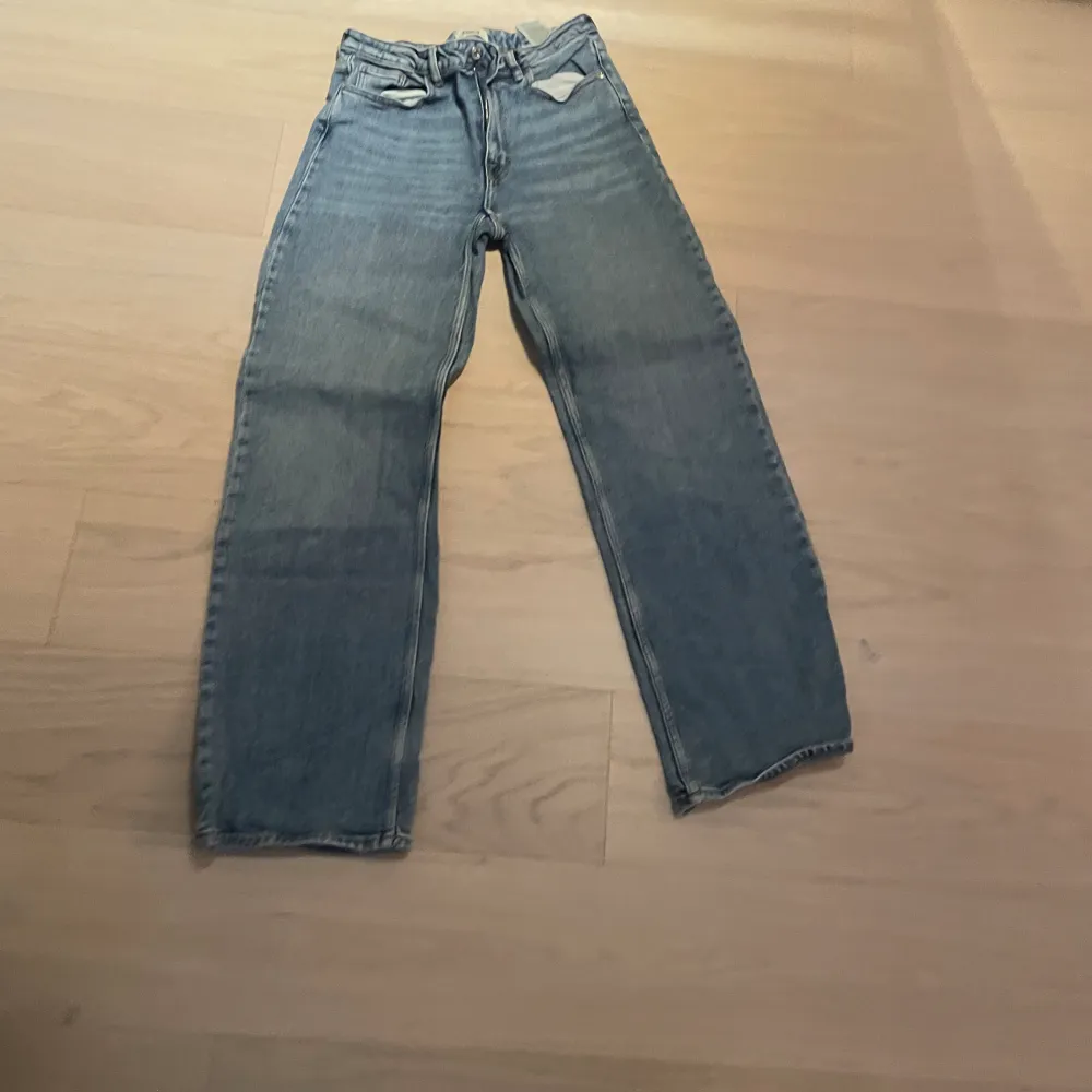 jeans från only i bra skick. använda fåtal gånger . Jeans & Byxor.