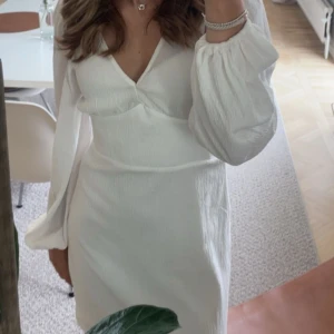 Klänning från only  - En klänning från only som kan va fin till tex skolavslutning, konfirmation eller student. Den är i strl xs men passar s med och säljer för 280kr.