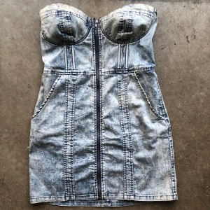 Y2k klänning  - Cool strapless-klänning med många snygga detaljer! Står ingen storlek men jag skulle säga att det är M, den är även i lite stretchigt material. 