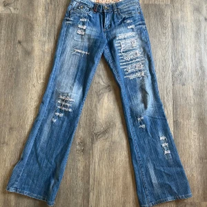 Balla jeans - As coola jeans med slitningar och detaljer! Strl 27