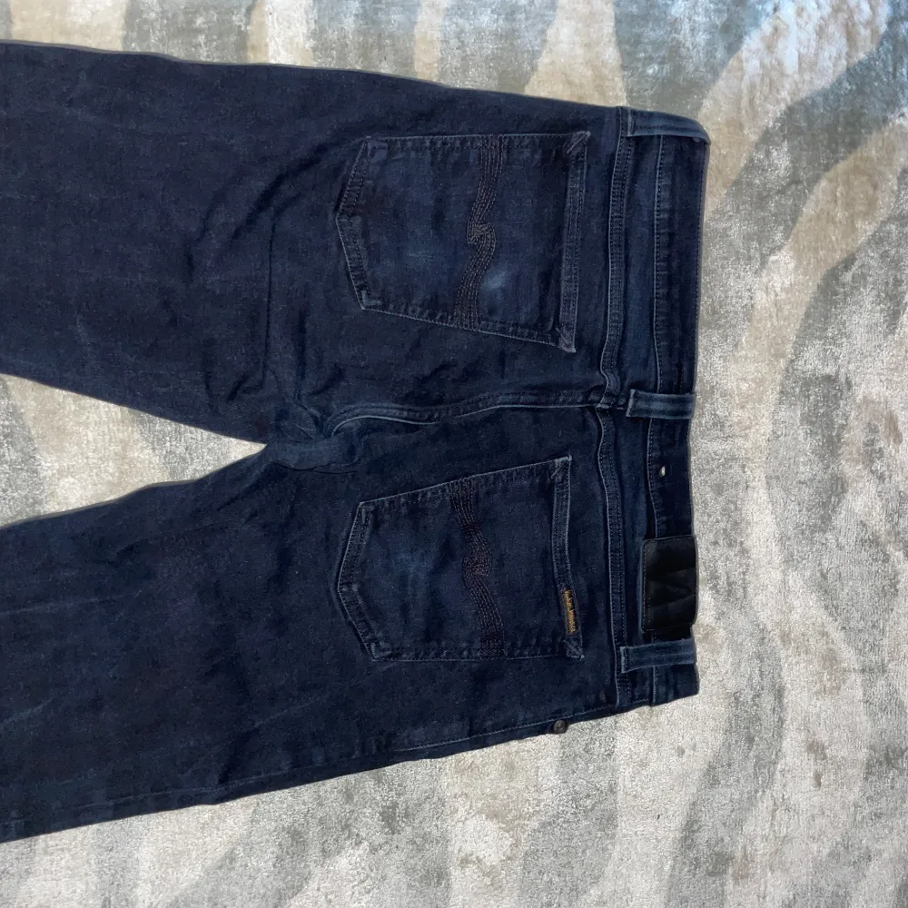 Säljer nu dessa snygga Nudie jeans i en skön mörkblå tvätt. Säljer eftersom att dom är för små. Storlek 32/32. Kom gärna med prisförslag eller skriv om ni har några frågor eller vill se mer bilder!☺️. Jeans & Byxor.