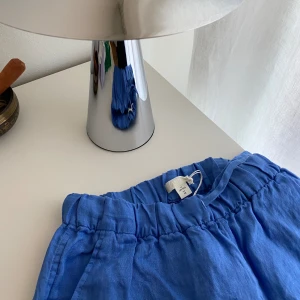 Linnebyxor från arket  - Aldrig använda med prislapp kvar, säljer pga fel storlek. Så skönt tunt linne och perfekt för sommaren! Mycket finare irl än på bild. Nypris: 590 kr