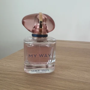 My way nectar - Giorgio armanis nya my way nectar, luktar supergott! Väldigt lik orginalet men lite sötare och fruktigare, köpt för/nypris 1000kr
