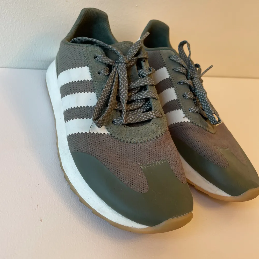 Adidas skor i grön färg, knappt aldrig använda. Storlek 40 men något små i storleken passar 39,-39,5  . Skor.