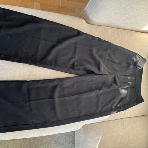 Kostymbyxor  - Oanvända svarta kostymbyxor 