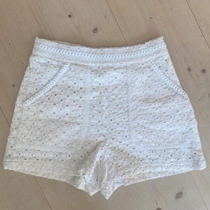 Shorts - SUPER fina shorts från zara!! PERFEKTA nu till våren och sommaren❣️❣️ tyvärr för små för mig