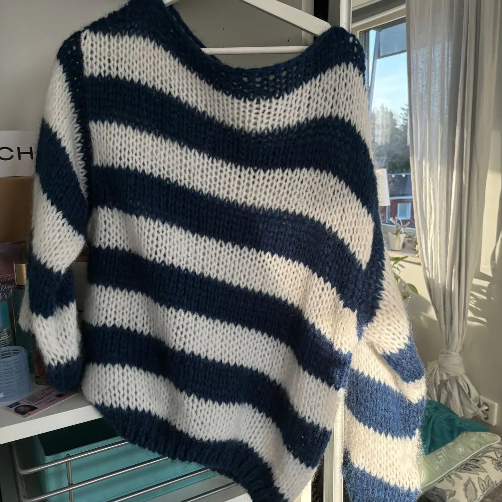 Anna Olympia Knit stickad tröja från Design by Si  Endast använd ett fåtal gånger!  Originalpris: 529kr. Stickat.
