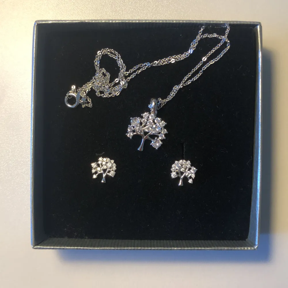 Ett superfint set av örhängen och ett halsband i silver med motivet av ett träd med kristaller på. Har aldrig använts. . Accessoarer.