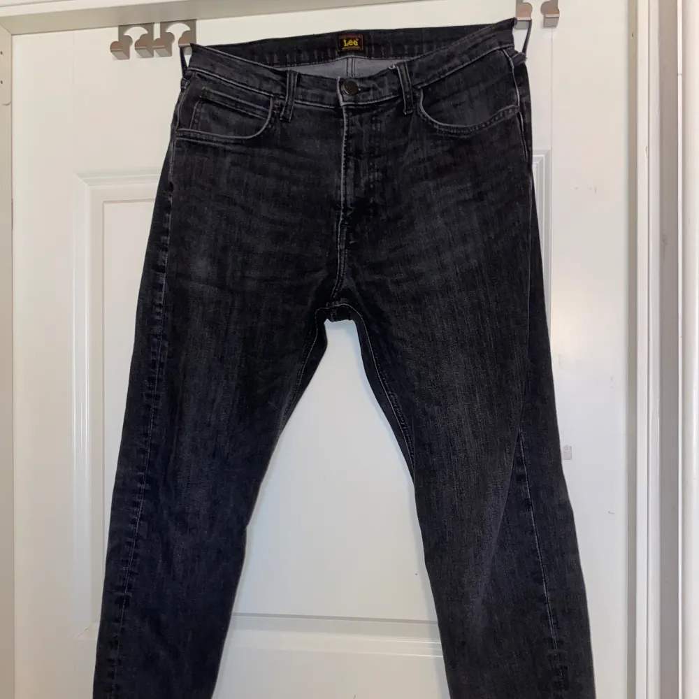 Svarta herr jeans i storlek w31 L34 märke Lee säljer för dom inte passar längre väldigt bra skick. Jeans & Byxor.