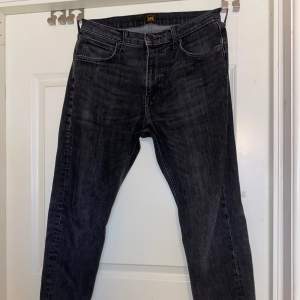 Svarta herr jeans i storlek w31 L34 märke Lee säljer för dom inte passar längre väldigt bra skick
