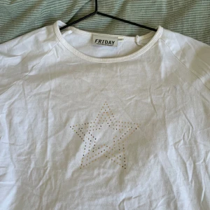 T-shirt med stjärna  - Söt T-shirt köpt här på Plick. Den är alltså i begagnat skick. Den har inte kommit till användning av mig och säljer därför vidare. Tyvärr har de några fläckar (se två sista bilder) Skriv gärna vid frågor 🫶