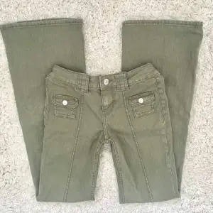 Säljer dessa så snygga populära gröna jeansen från H&M i storlek 32 (passar mig som bär xs och är 166 cm perfekt). Jätteskönt/stretchig material 🩷