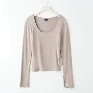 Säljer denna fina långärmade toppen från gina ! Nypris är 199.95 . Bara använd ett fåtal gånger så i väldigt fint skick. Färgen är beige-rosa, svår att beskriva. Läs bio innan köp ! 🩷