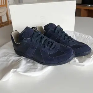 Hej Säljer dessa OANVÄNDA navy blue Maison Margiela Gats🙌🏻 Allt Og kommer med, skicka PM för bilder/frågor🌟 Skick 10/10 alldrig använda♾️ Ny pris: 6000kr Mitt pris: 3899 -Lavish Threads 