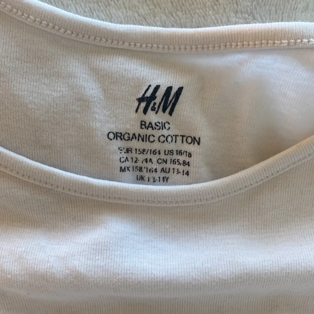 Säljer denna fina vita tröja då den inte kommer till användning, den är i ett bra skick! Köpte för 100kr, pris kan diskuteras!💕💕. Tröjor & Koftor.